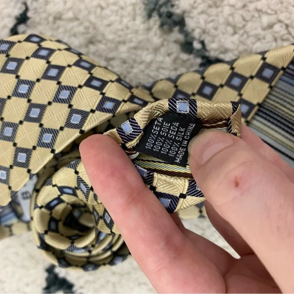 ✨5 FOR $25✨ BILL Bill Blass Gold and Black Men's Tie - Picture 7 of 7